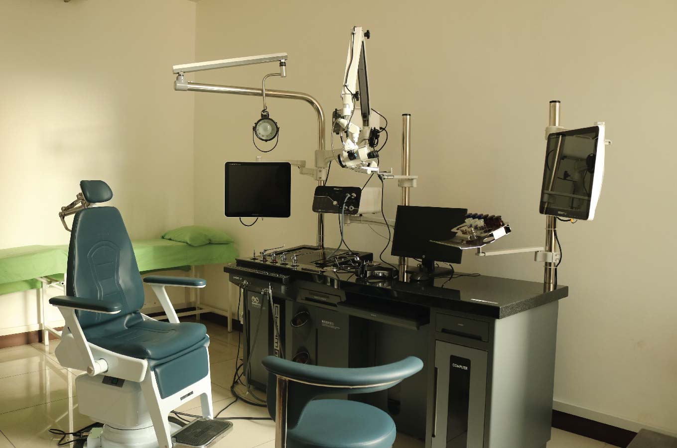 durdans ENT work station Minimally Invasive Surgeries & Expert ENT Care at Durdans Hospital